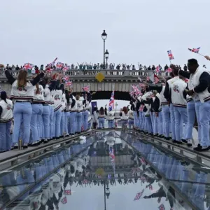 الأمطار والتفتيش الأمني لا يؤثران في أجواء حفل الافتتاح الأولمبي