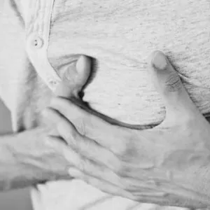 هل المرارة تسبب ألم في القلب؟