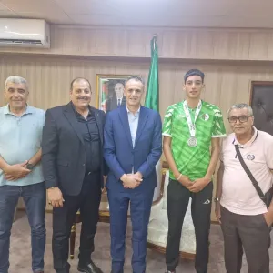 الوزير حماد يستقبل البطل الجزائري يونس عياشي