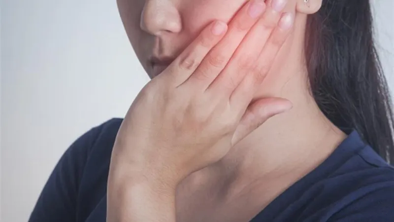 طبيبة تحذر: ألم الأسنان في الشتاء علامة على نقص هذا المعدن