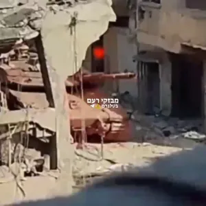 مشهد تدمير دبابة إسرائيلية في مخيم جباليا .