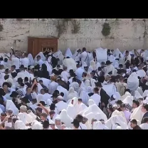 مصلون يهود عند حائط البراق في ثالث أيام عيد الفصح