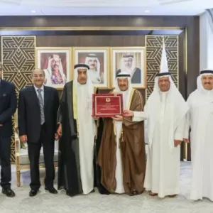 نادي الخريجين يمنح رئيس مجلس الشورى العضوية الشرفية للنادي تقديرًا لعطاءاته الوطنية