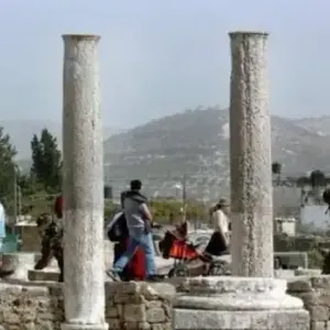 مئات المستوطنين يقتحمون الموقع الأثري في سبسطية