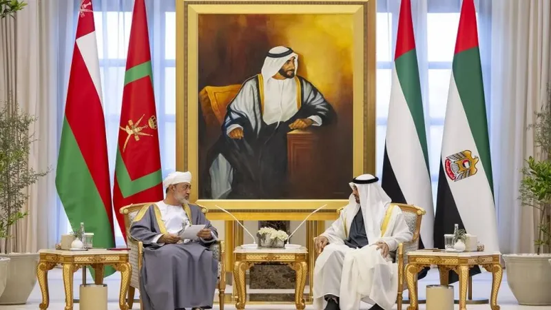 محمد بن زايد وسلطان عُمان يبحثان تعزيز التعاون الخليجي والتطورات بالمنطقة