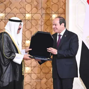 الرئيس المصري يقلد سمو الأمير وسام «قلادة النيل»