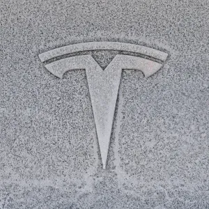 سهم Tesla يقفز 13.5% بعد إزالة عقبات أمام القيادة الذاتية لسياراتها بالصين