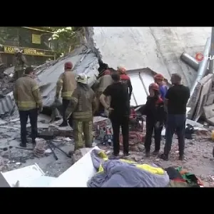 شاهد: لحظة انهيار مبنى سكني في اسطنبول أسفر عن مقتل شخص وإصابة 8 آخرين
