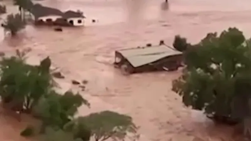 لحظة إنقاذ طفل من قبل ضباط الجيش البرازيلي، كان محاصراً داخل منزل غمرته المياه بعد أن ضربت الفيضانات القاتلة جنوب البلاد