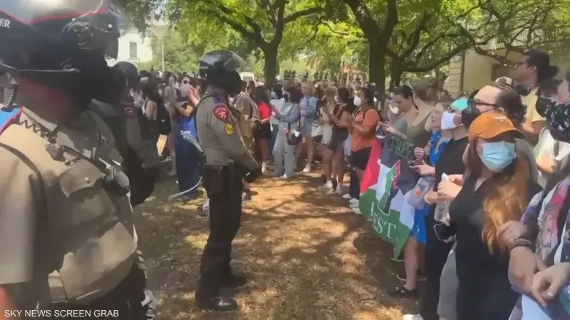 جامعة كولومبيا تهدد بفصل محتجين يحتلون مبنى دراسيا
