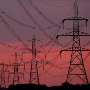 الكويت توقع عقدين لشراء 500 ميجاوات من الكهرباء من خلال شبكة الربط الخليجي