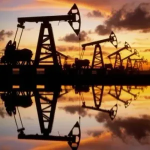 أسعار النفط تتراجع مع ارتفاع إنتاج الخام الأمريكي