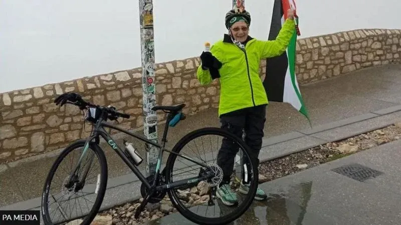 جدة بريطانية ثمانينية تصعد جبلاً في فرنسا على متن دراجة هوائية لجمع التبرعات لغزة