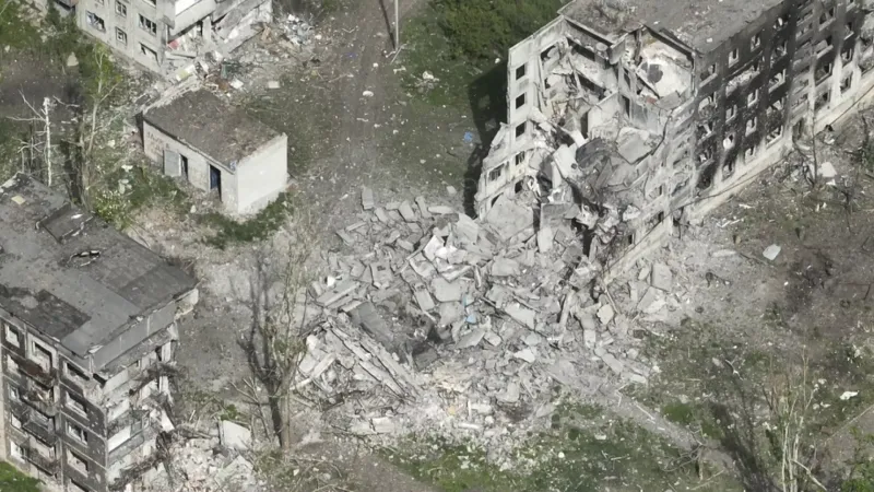 فيديو: صور جوية تظهر مدى الدمار المرعب في تشاسيف يار بأوكرانيا بعد أشهر من القصف الروسي