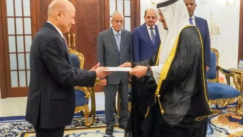 رئيس مجلس القيادة الرئاسي بالجمهورية اليمنية يتسلم أوراق اعتماد سفير البحرين