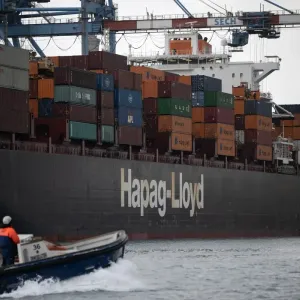 شركة Hapag-Lloyd تعلن عن مسعى لخفض التكاليف بعد تراجع صافي أرباحها