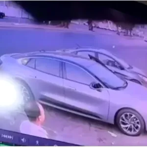 مواطن في تبوك ينقذ طفلة من الخطر بعد ترك والدتها السيارة قيد التشغيل