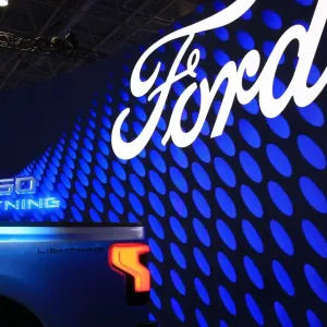 الرئيس التنفيذي لشركة Ford يطلب من وول ستريت نسيان Tesla.. فمن يمثل مستقبل صناعة السيارات؟