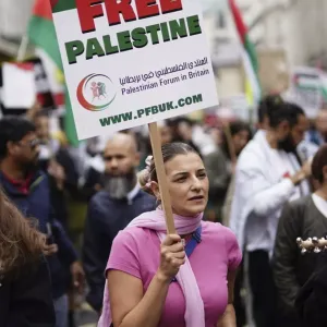 الآلاف يشاركون في مسيرة مؤيدة لفلسطين في العاصمة البريطانية لندن وبامبلونا بإسبانيا