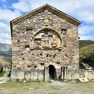 العثور على نقوش حجرية بارزة في كنيسة قديمة بجبال إنغوشيا