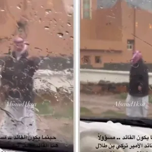 شاهد: الأمير تركي بن طلال في مهمة ميدانية أثناء هطول الأمطار على عسير