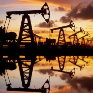 أسعار النفط ترتفع بدعم من توقعات انخفاض المخزونات العالمية