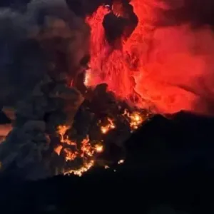 فيديو.. رماد بركان ثائر يغلق مطارا في إندونيسيا