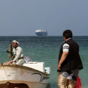 الحوثيون يعلنون استهداف سفينة بريطانية في خليج عدن وطائرة أمريكية في الحديدة (فيديو)