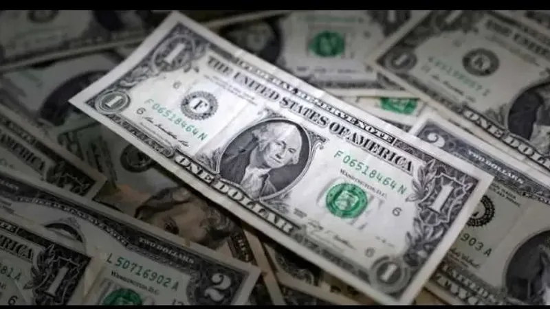 الدولار يتجه لتسجيل أكبر انخفاض أسبوعي
