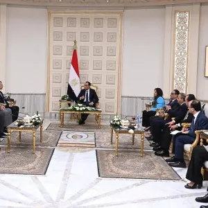 رئيس وزراء مصر يبحث مع شركة "في جروب" اليونانية أوجه التعاون المشترك