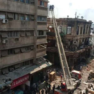 10 إصابات في حريق ضخم داخل سوق الموسكي التاريخي في مصر