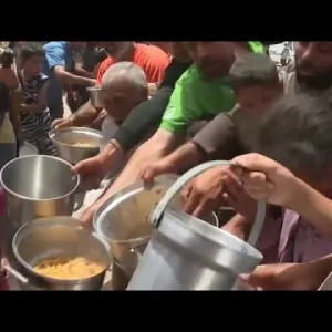 شاهد: طوابير للحصول على طعام شحيح والجوع يفتك بالنازحين في مخيم المواصي جنوب قطاع غزة