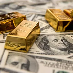 الذهب يتراجع مع ارتفاع الدولار قبيل صدور بيانات النمو في أمريكا