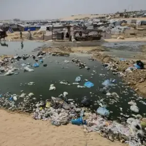 تسرب مياه الصرف الصحي ينذر بانتشار الأوبئة في غزة