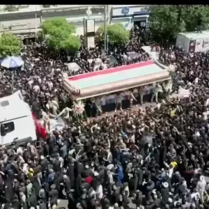 فيديو: عشرات الآلاف يشيعون جثمان الرئيس الإيراني الراحل في طهران