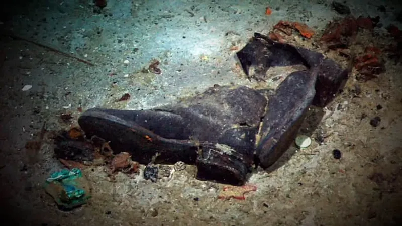 أحذية كانت ترتديها جثث قبل اختفائها.. شاهد ما عُثر عليه في موقع حطام سفينة تيتانيك في قاع المحيط