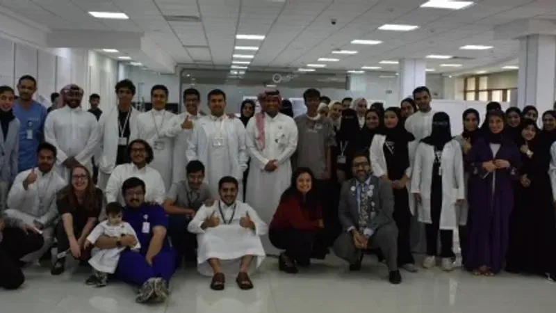 فرق طلابية من السنة التحضيرية بجامعة الخليج العربي يطلقون مبادرات اجتماعية في معرضهم السنوي