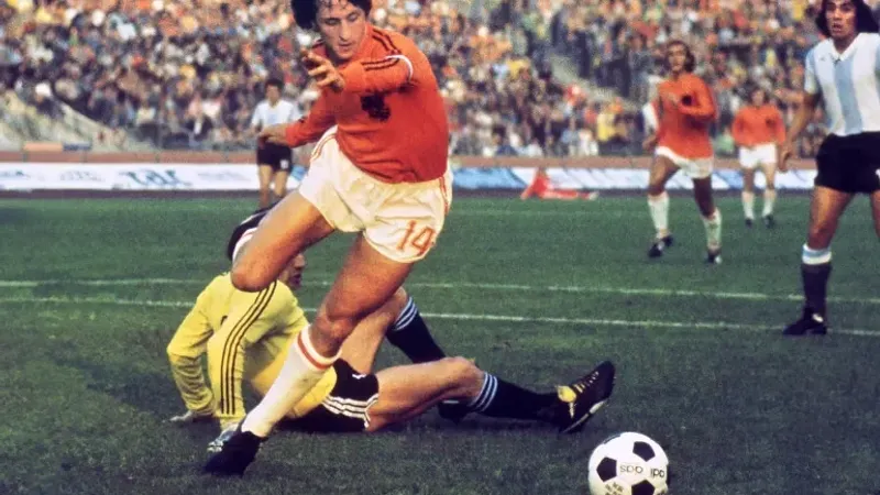 أعظم 10 لاعبين هولنديين في تاريخ كرة القدم
