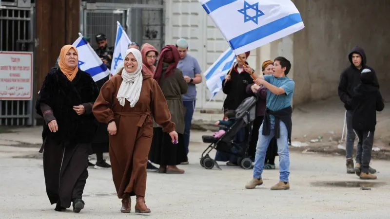 ناشطون إسرائيليون يقفون دروعاً واقيةً بين الفلسطينيين والمستوطنين