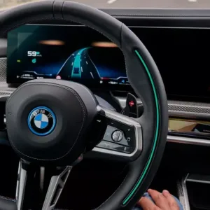 BMW تتيح مشاهدة نتفليكس أثناء القيادة الذاتية من المستوى 2 و3