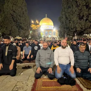 40 ألف فلسطيني يؤدون صلاتي العشاء والتراويح في المسجد الأقصى
