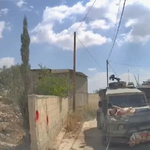 الفلسطيني مجاهد العبادي يروي تقييده فوق غطاء سيارة عسكرية إسرائيلية في جنين بعد إطلاق النار عليه