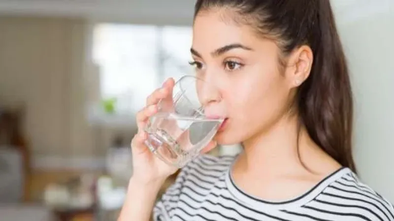 تحذير من الإفراط في شرب الماء خلال السحور.. ماذا يحدث لجسمك؟