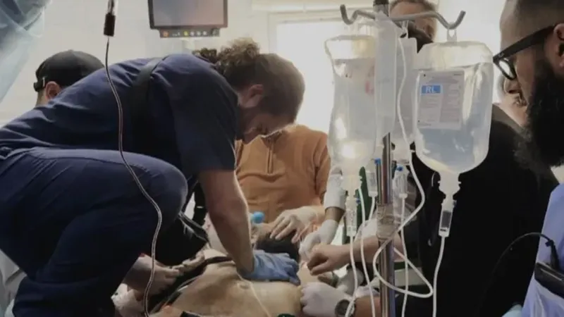 طبيب يروي تجربته عبر وجوه مرضاه "لا يمكن نسيان ما شاهدته في غزة"
