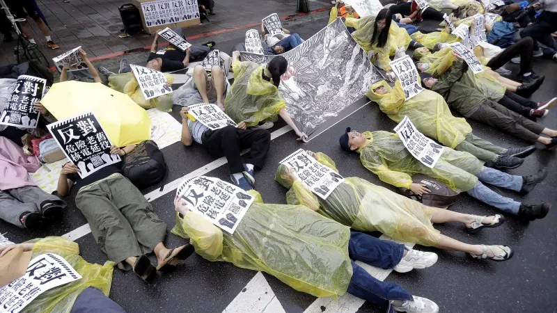 فيديو. 
            
    			مظاهرة ضد خطة الحكومة لتمديد استخدام محطة "مانشان" للطاقة النووية في جنوب تايوان