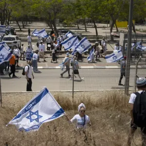 شاهد: مسيرة للمستوطنين في سديروت جنوب إسرائيل تدعو إلى احتلال غزة مجدداً مع انتهاء الحرب