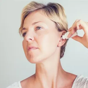 3 طرق بسيطة لتنظيف الأذن المسدودة