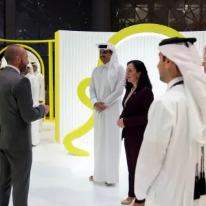 أمير قطر يزور جناح شبكة الجزيرة في قمة الويب