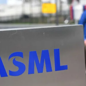 هولندا تخطف من الولايات المتحدة التحكم الفعلي في تصدير شحنات بعض آلات ASML