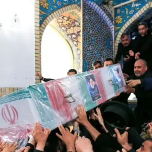 انتهاء مراسم دفن الرئيس الإيراني في مشهد، وسط استمرار الانقسام في إيران
